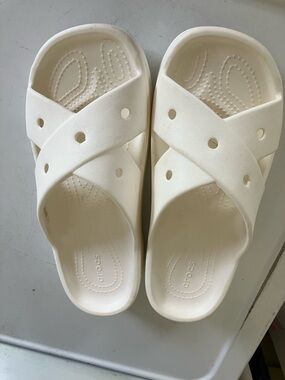 CROCS White Women’s Criss Cross Slides 9, runs big